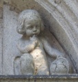 Boy with an early version of the wikipedia-logo at Paulsen-Gym, Steglitz-Mutter Erde fec.jpg
