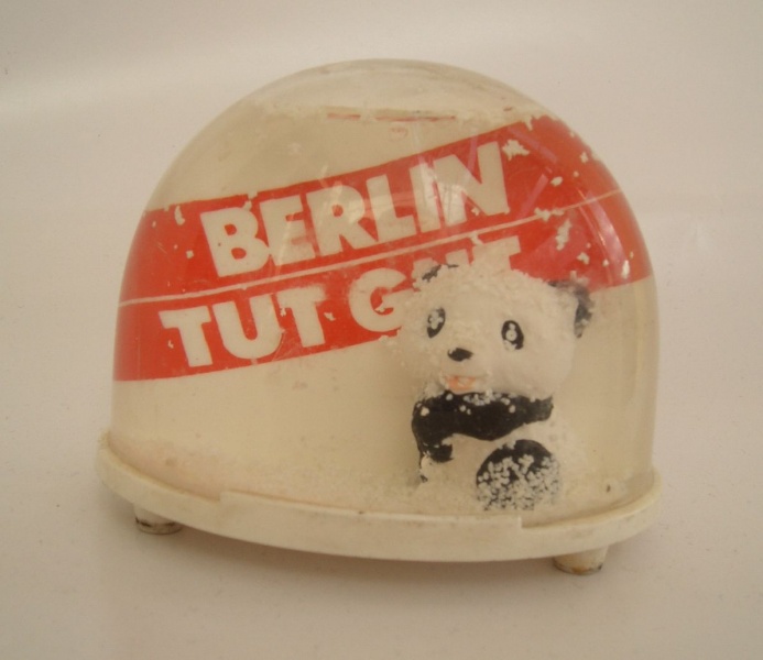 Datei:BerlinTutGut-Mutter Erde fec.jpg