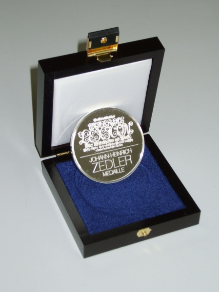 Datei:Johann-Heinrich-Zedler-Medaille.jpg