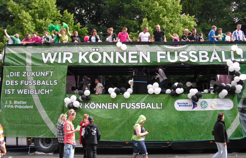 Datei:CSD 2010-Lesbentieflader-Mutter Erde fec.jpg
