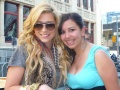 Kesha mit Fan 2010.jpg